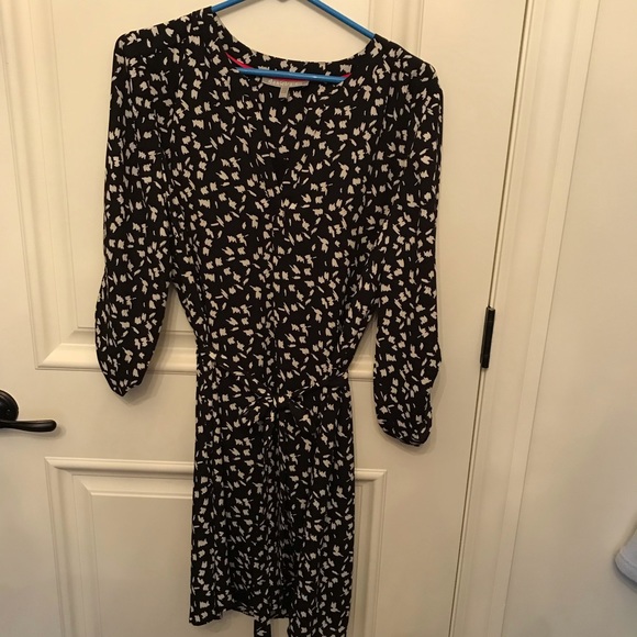 Danielrainn black print dress. 3/4 sleeves. Size L. Ties at waist. - Picture 1 of 3